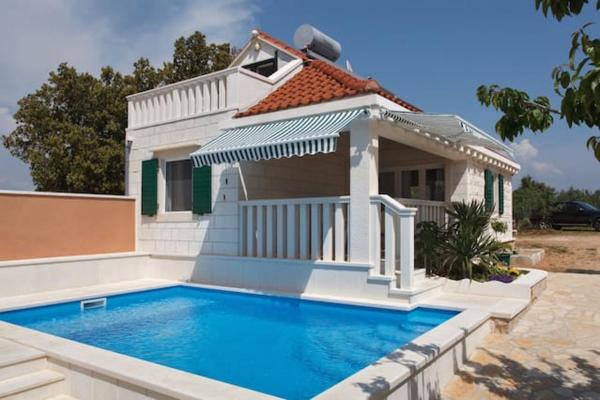 Charming Villa in Pučišća + Pool, 予約 ヴィラ Pucisca ブラチ島
