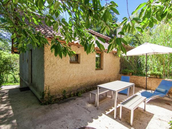 Cottage in Bourgnac with Whirlpool, 予約 バケーションホーム ブルニャック White Perigord