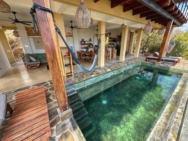 Casa la Vista: New, luxury villa with infinity pool & ocean views, 予約  Mazunteのプール付きホテル, Punta Cometa周辺, プール