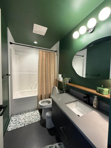 Stylish Condo, Riverview, Downtown East Village, Mins to Stampede, Saddledome, 予約  カルガリー Calgary Region