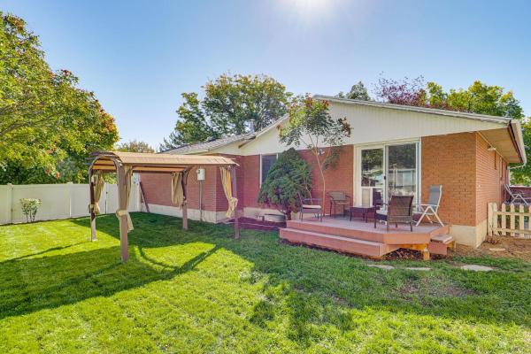 2 Mi to Gardner Village Family Gem with Fenced Yard, 予約  ウェストジョーダン Salt Lake County