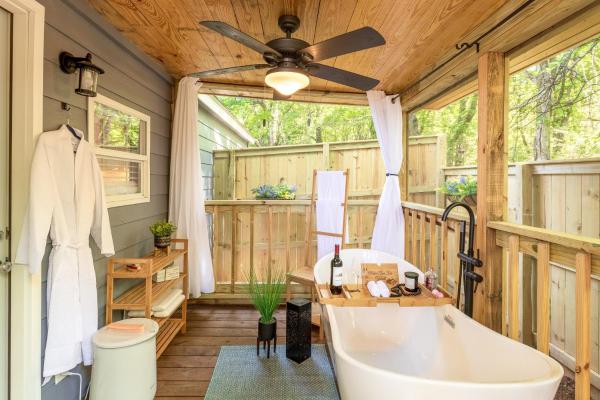 The Small Modern Villa Outdoor Tub-Unit B, 予約  マディソン アラバマ州