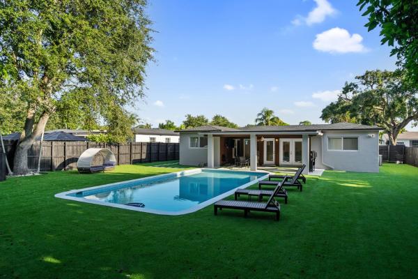 Tropical 4BR Villa with Pool, BBQ & Mini Golf Fun, 予約  Gold Coast Heliport フロリダ州