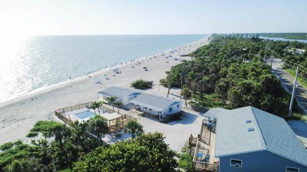 Seafarer Beach Resort - Ocean View with a Pool on the Beach, 予約  エングルウッド フロリダ州