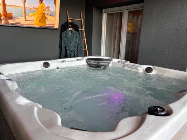 la suite prestige avec SPA SAUNA NETFLIX JARDIN, 予約  Champigneulles ロレーヌ地域圏