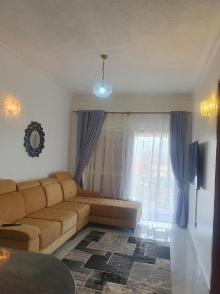 Two Bedrooms Apartment, located between kajjansi and kitende, with one bathroom, a living room, fully furnished kitchen, patio, free wifi, free parking space, 予約 アパートメント Kajansi Busiiro