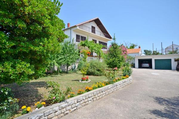 Apartments Marija near Center, 予約 アパートメント ヴォディツェの駐車場付きホテル, 駐車場