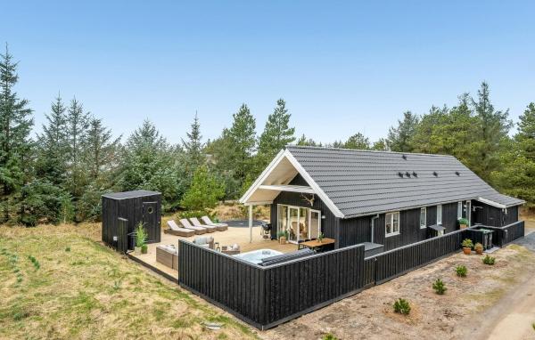 Three-Bedroom Holiday Home In Blavand